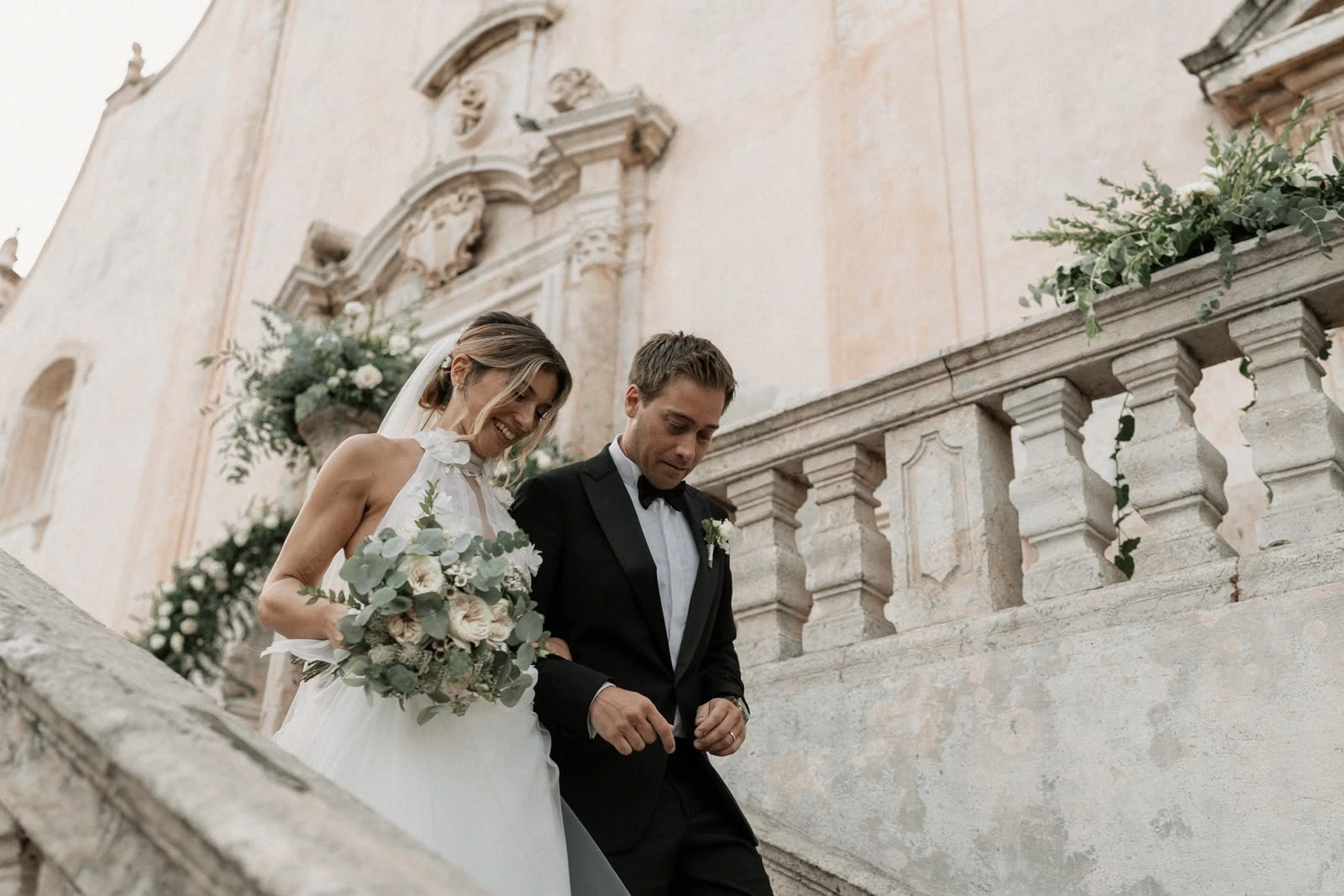 Sposi sorridenti sulla scalinata barocca del Duomo di Taormina, Sicilia