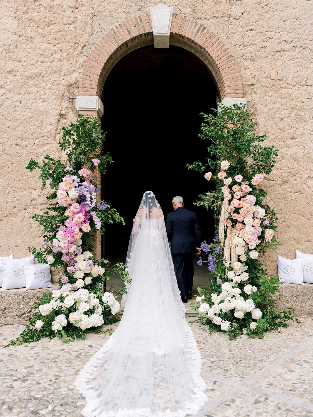 Matrimonio in borgo storico calabrese con facciata in pietra antica
