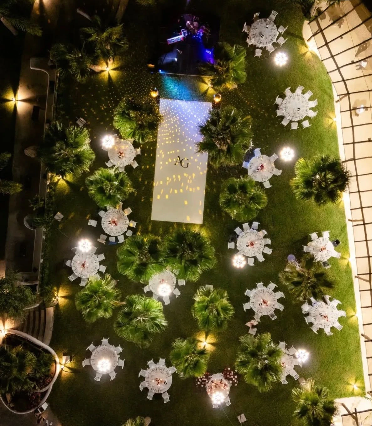 Ricevimento di matrimonio a Villa Brunelli, Tropea — vista aerea notturna del giardino allestito