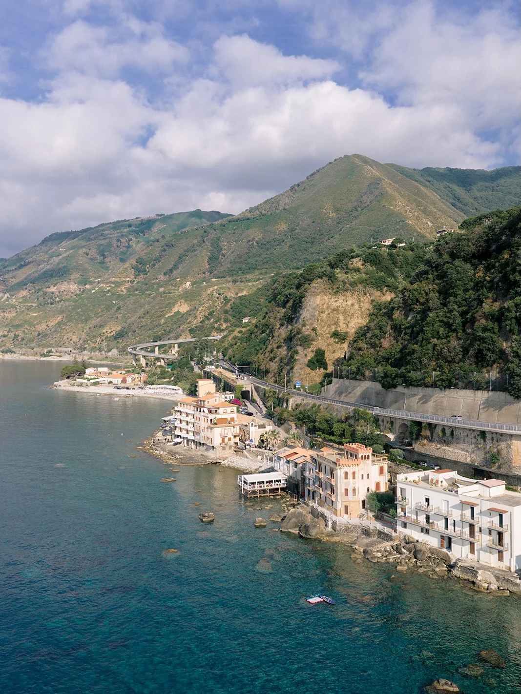 Borgo costiero della Costa Viola a picco sul mare turchese — scenario per matrimoni vista mare in Calabria