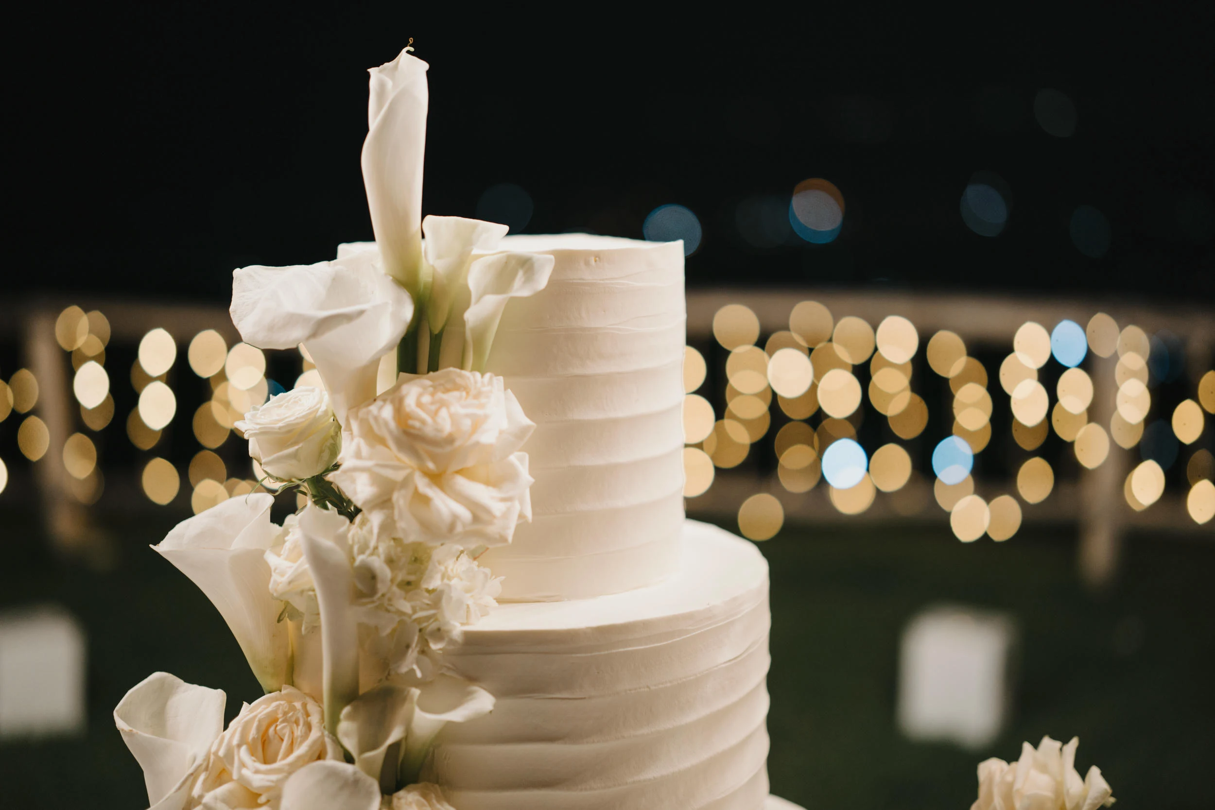 Sposa elegante davanti alla chiesa con decorazioni floreali