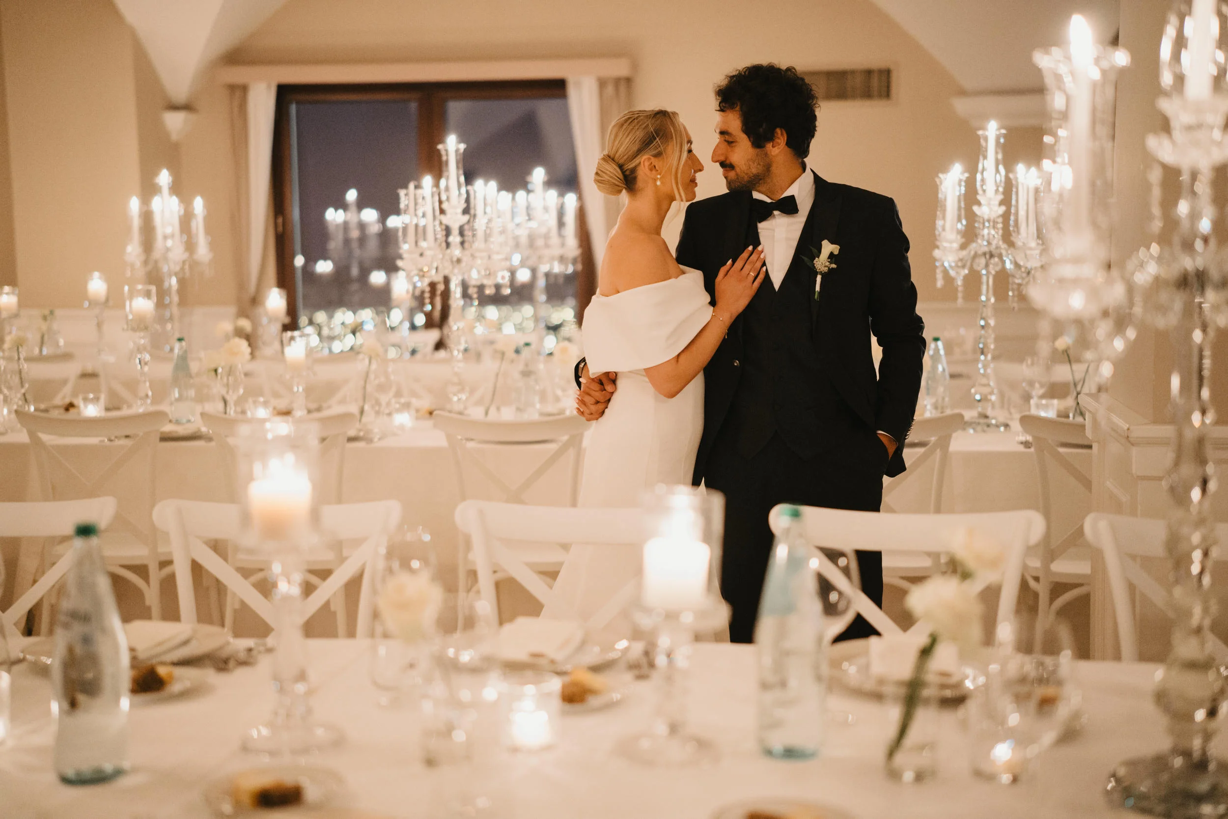 Coppia nella sala ricevimento con candelabri e atmosfera calda