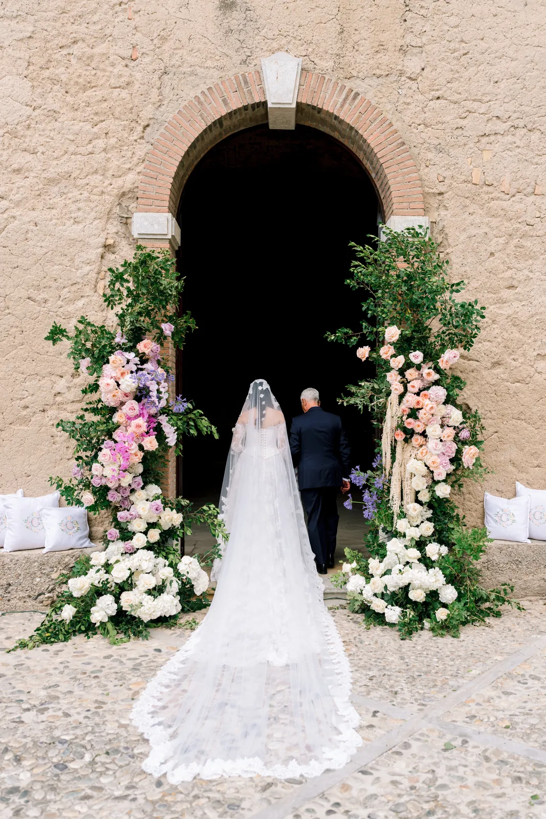 Claudia & Gianluca — la chiesa in pietra con le decorazioni floreali