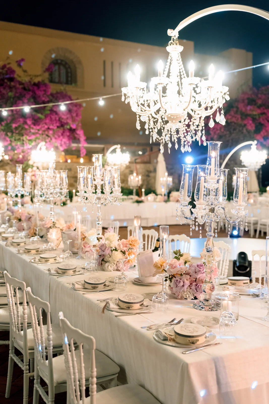Claudia & Gianluca — la tavola imperiale con i lampadari di cristallo