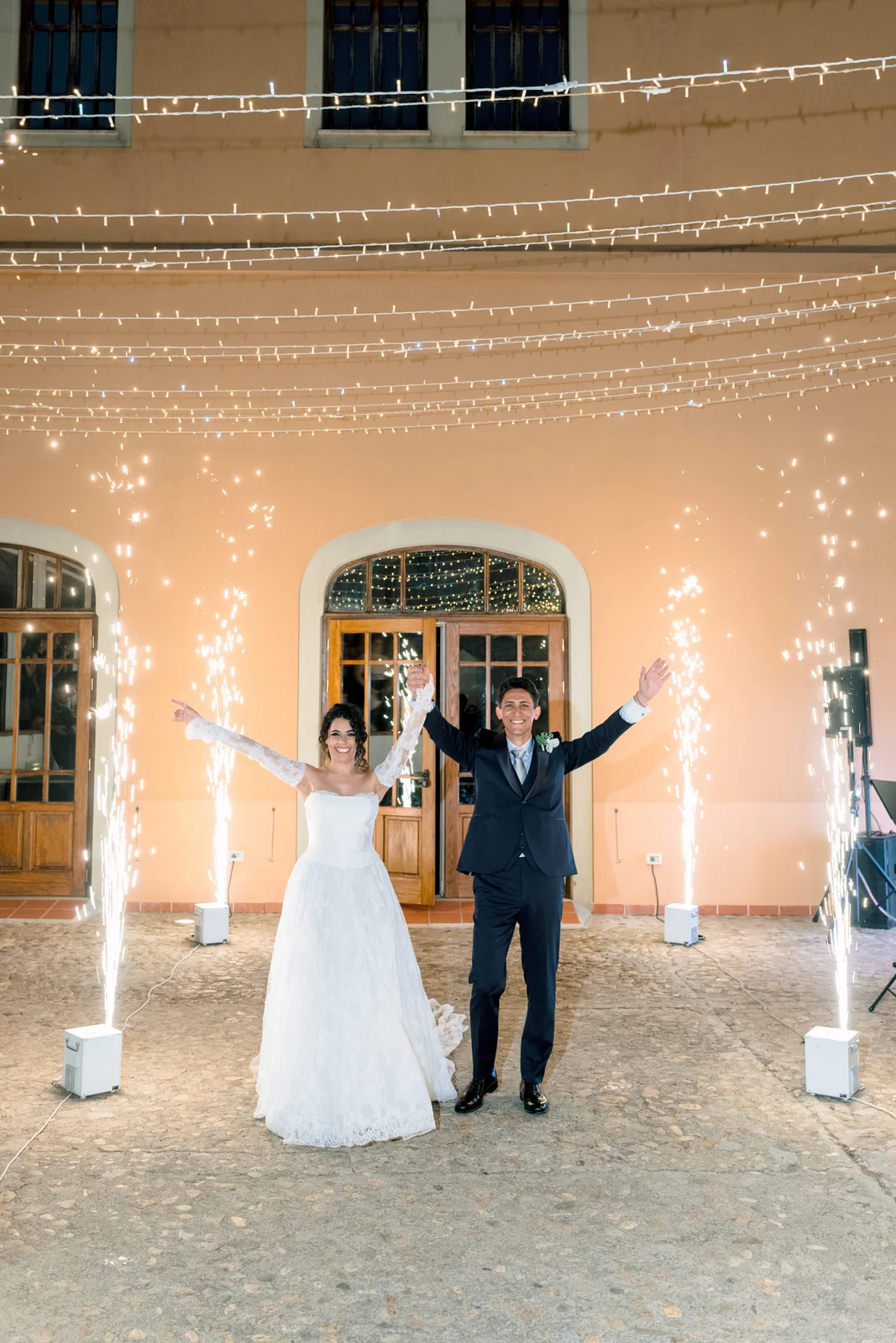 Claudia & Gianluca — gli sposi tra i fuochi scintillanti