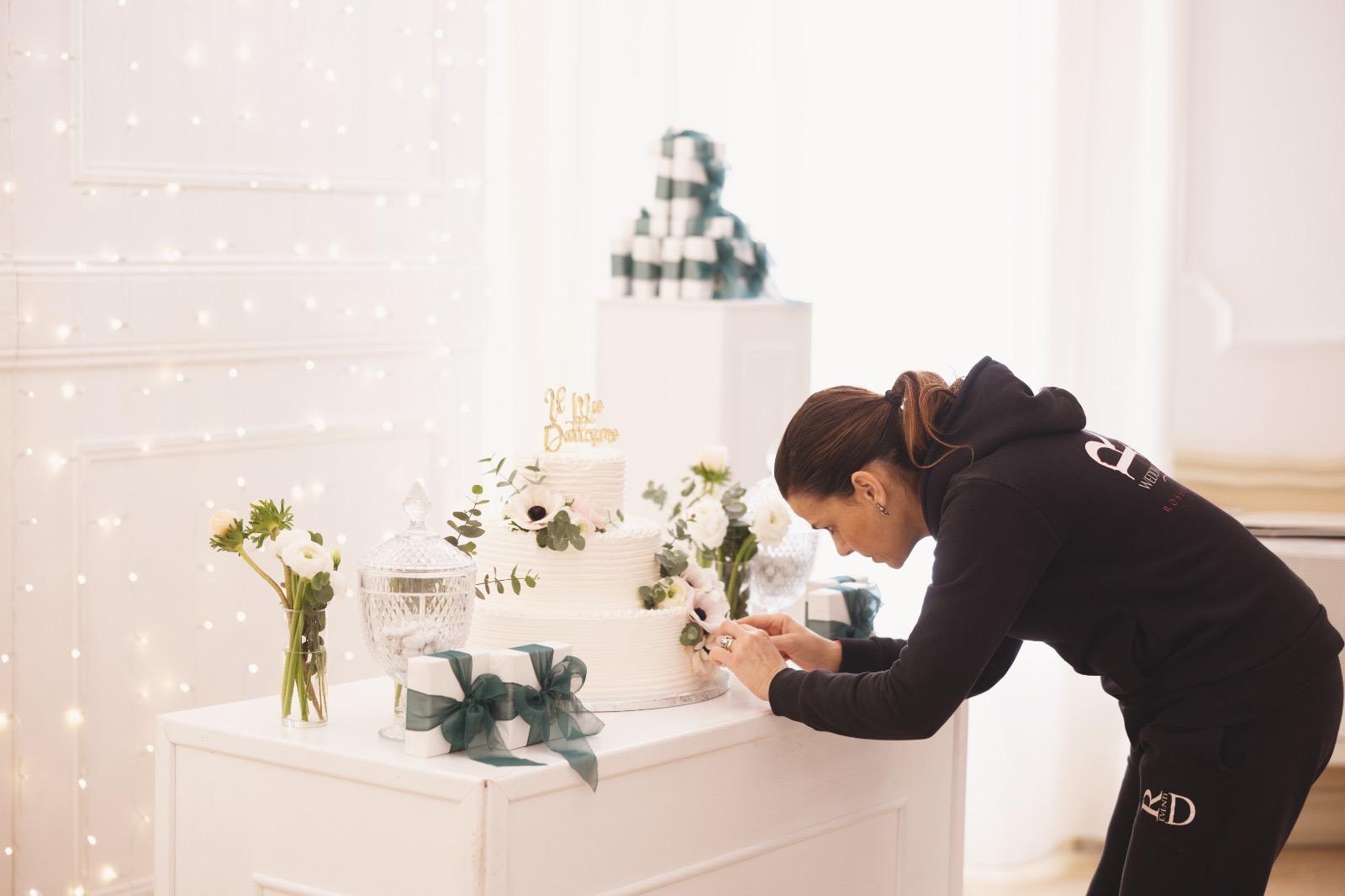 Rossella decora una torta nuziale
