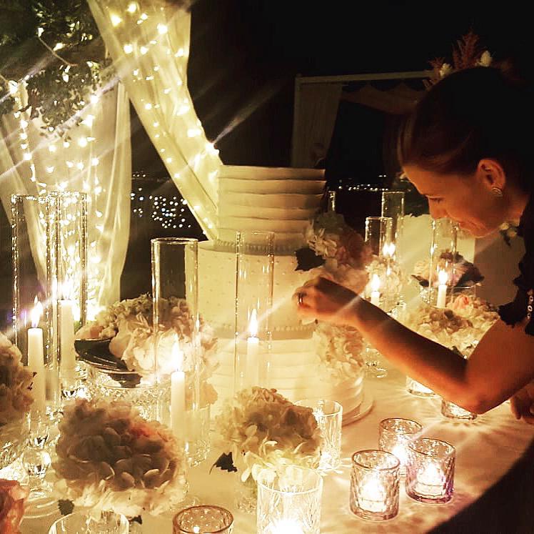 Rossella tra candele e fiori