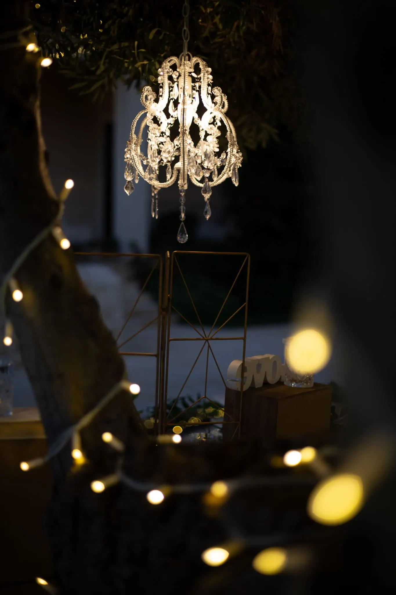 Noleggio specchio dorato antico immerso nel prato notturno — Event Rental by Rossella Delfino